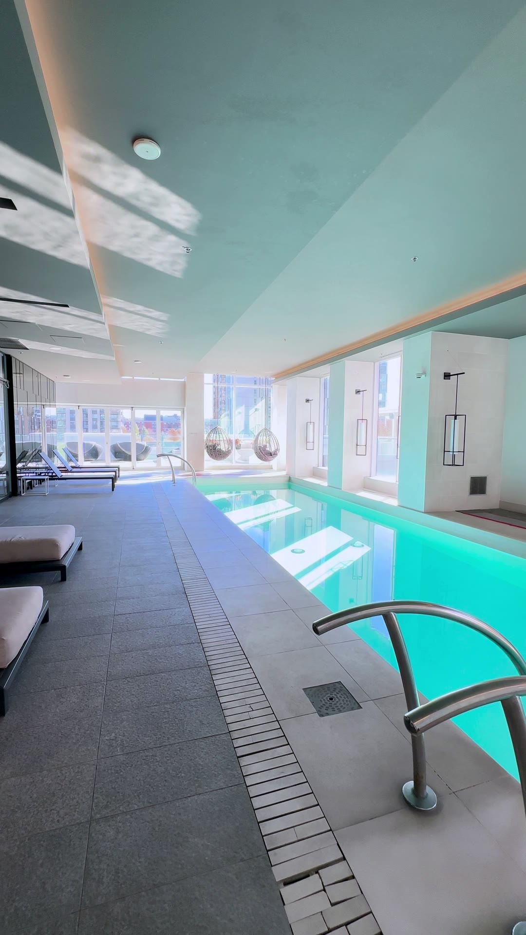 Piscine intérieure de l'immeuble